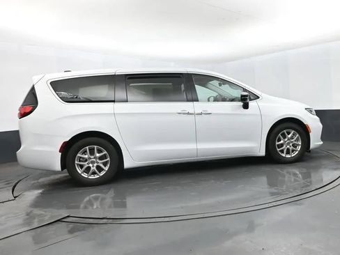 Used 2024 Chrysler Pacifica Touring-L FWD image 4