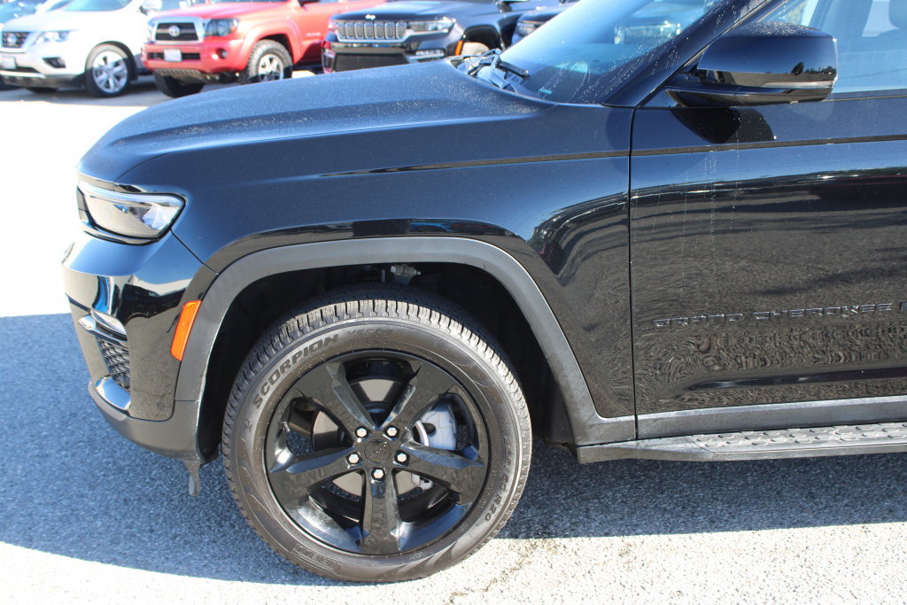 Used 2023 Jeep Grand Cherokee Limited w/ Luxury Tech Group II RWD image 7