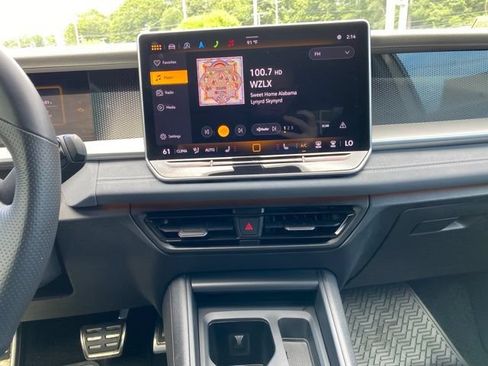 Certified 2025 Volkswagen Tiguan SE R-Line AWD/4WD image 16