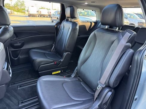 Used 2025 Kia Carnival SX w/ SX Dark Edition Package FWD image 15
