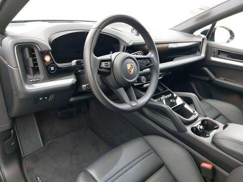 Used 2025 Porsche Cayenne Coupe image 18