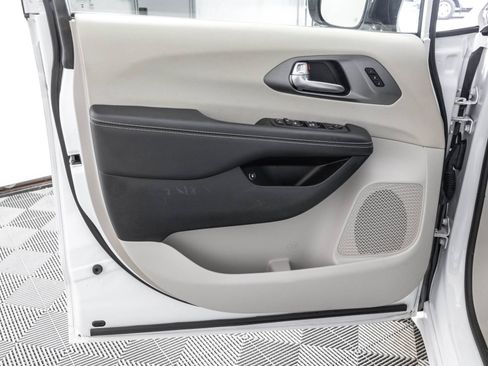 Used 2024 Chrysler Pacifica Limited FWD image 36
