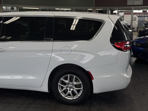 Used 2023 Chrysler Pacifica Touring-L FWD image 11