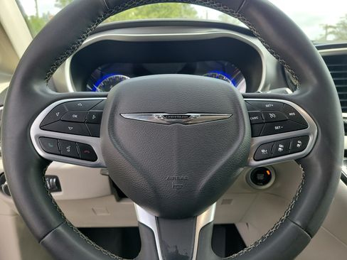Used 2023 Chrysler Pacifica Touring-L FWD image 21