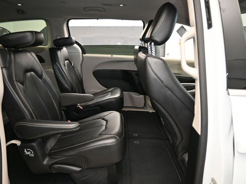 Used 2023 Chrysler Pacifica Touring-L image 42