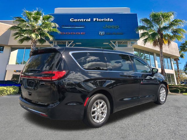 Used 2025 Chrysler Pacifica Select FWD image 5