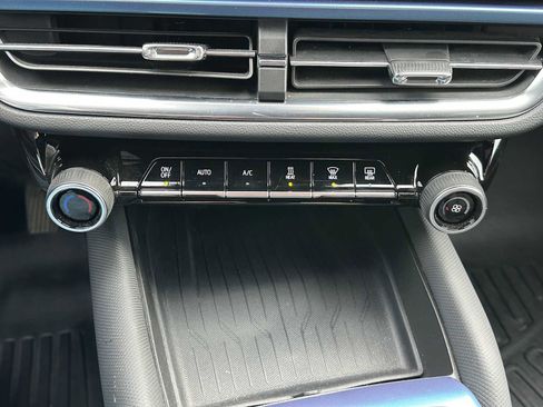 Used 2024 Chevrolet Equinox EV LT image 27