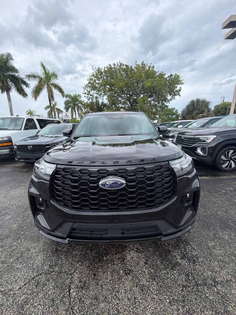 Used 2025 Ford Explorer ST-Line w/ ST-Line Street Pack AWD/4WD image 2