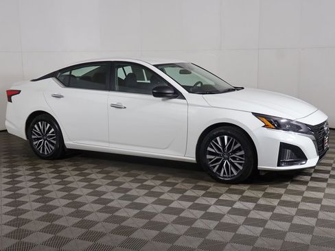 Used 2025 Nissan Altima 2.5 SV image 11