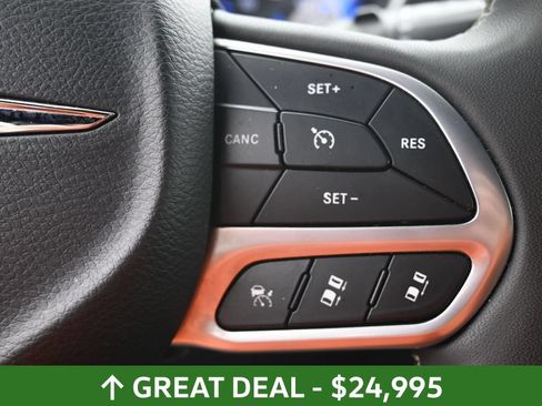 Used 2025 Chrysler Pacifica Select FWD image 26