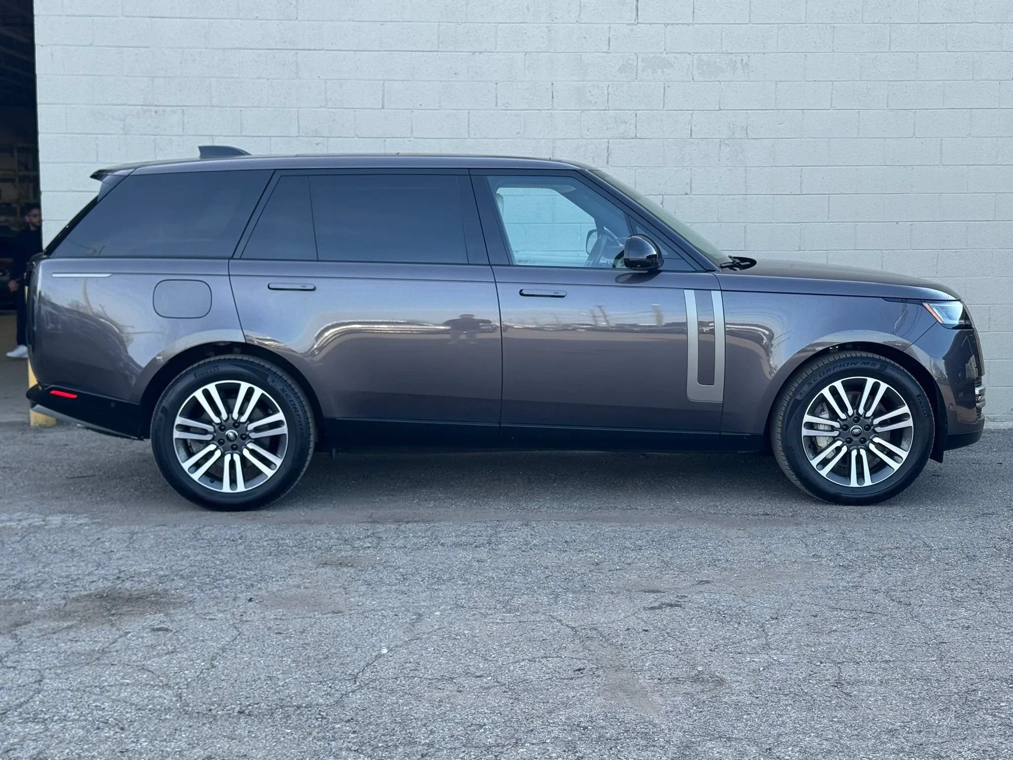 Used 2025 Land Rover Range Rover Long Wheelbase SE AWD/4WD image 8