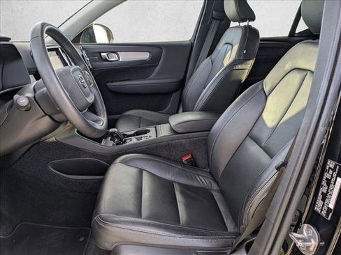 Used 2022 Volvo XC40 T5 Momentum image 13
