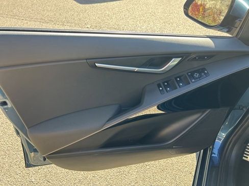 Used 2023 Kia Niro SX Touring image 16