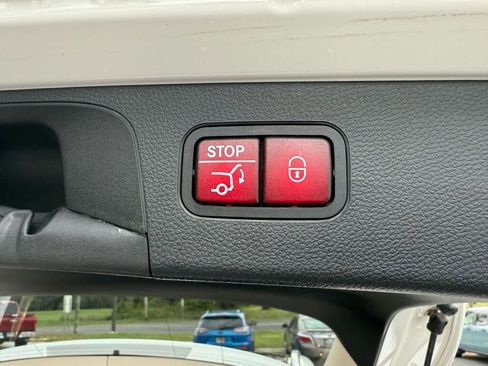 Used 2019 Mercedes-Benz GLC 300 4MATIC image 32