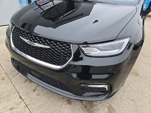 Used 2024 Chrysler Pacifica Touring-L image 17