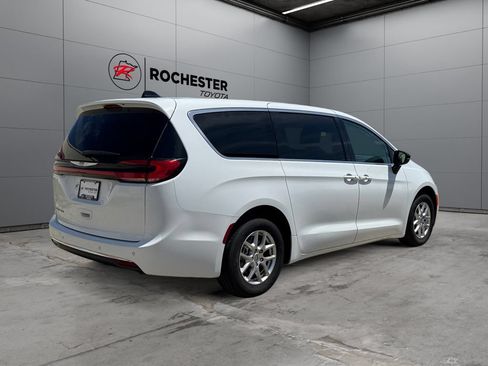 Used 2024 Chrysler Pacifica Touring-L FWD image 5