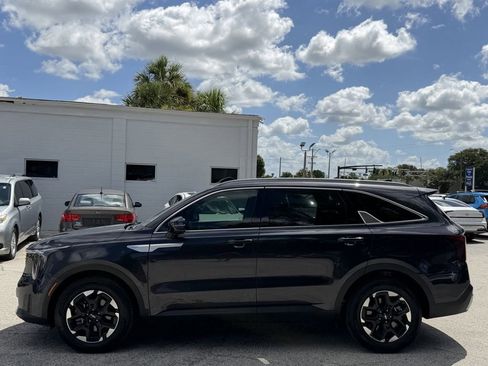 Used 2025 Kia Sorento S FWD image 9