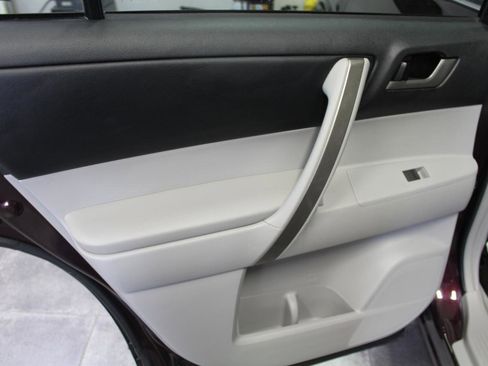 Used 2013 Toyota Highlander SE image 23