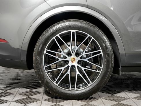 Used 2024 Porsche Cayenne AWD/4WD image 15