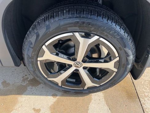 Used 2025 Volkswagen Tiguan SE w/ Panoramic Sunroof Package image 11