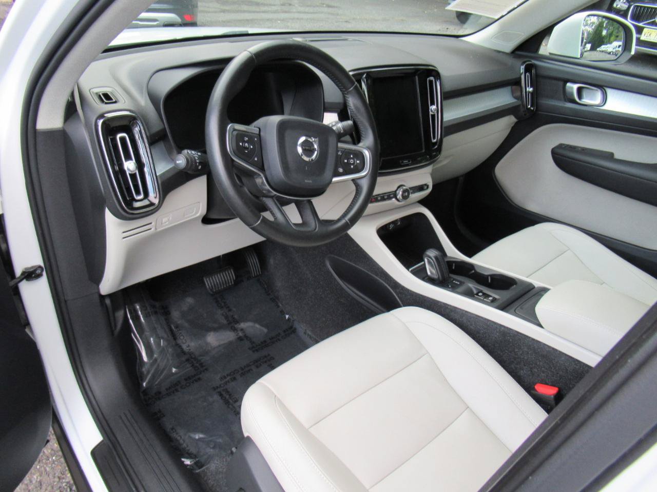 Used 2019 Volvo XC40 T5 Momentum AWD/4WD image 9