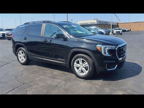 Used 2023 GMC Terrain SLE w/ Driver Convenience Package image 2