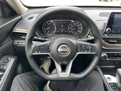 Used 2025 Nissan Altima 2.5 SV FWD image 24