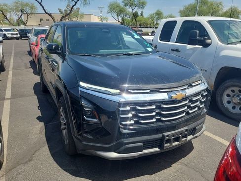 Used 2025 Chevrolet Equinox LT FWD image 3