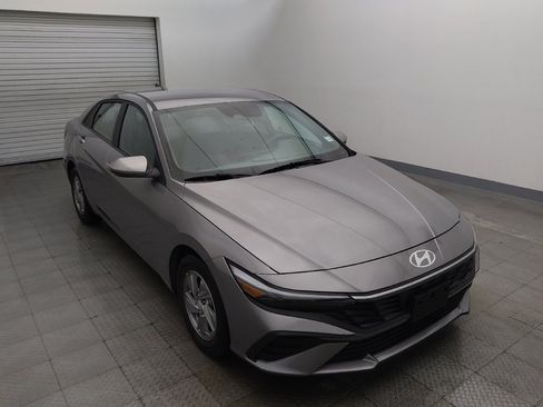 Used 2025 Hyundai Elantra SE FWD image 13