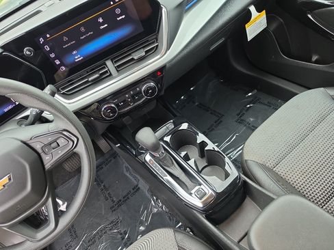 Used 2025 Chevrolet Trax LT FWD image 10
