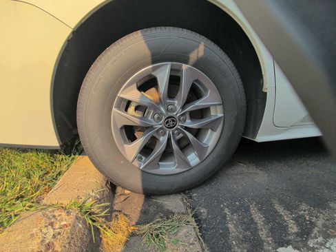 Used 2026 Toyota Sienna LE FWD image 5