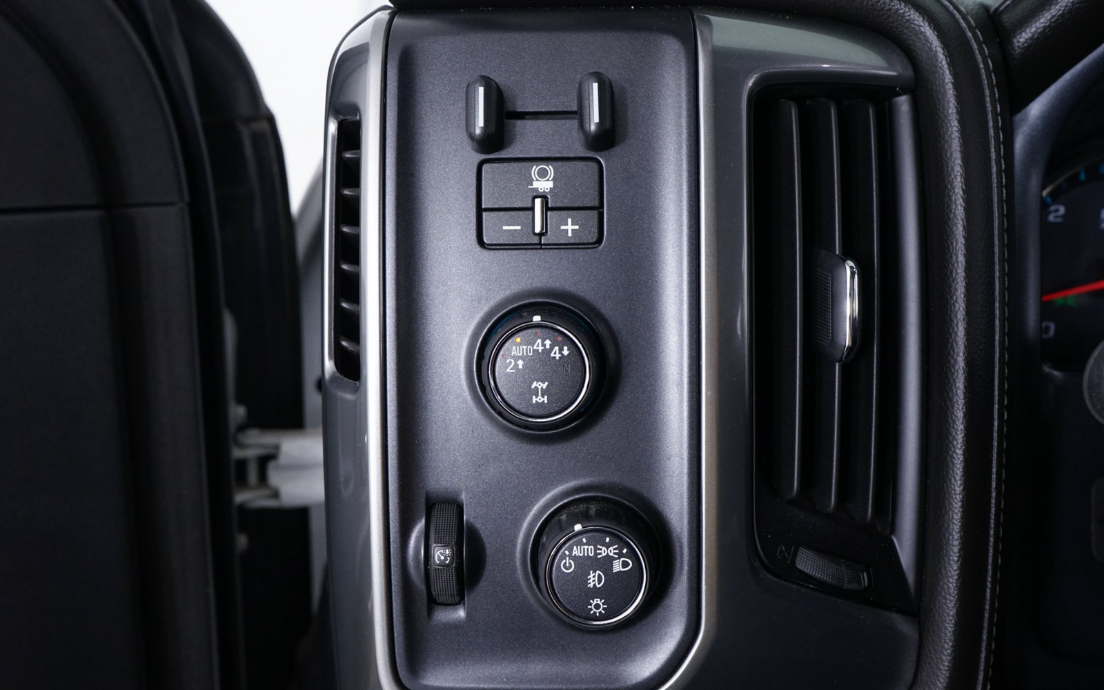 Used 2018 Chevrolet Silverado 1500 LTZ AWD/4WD image 25
