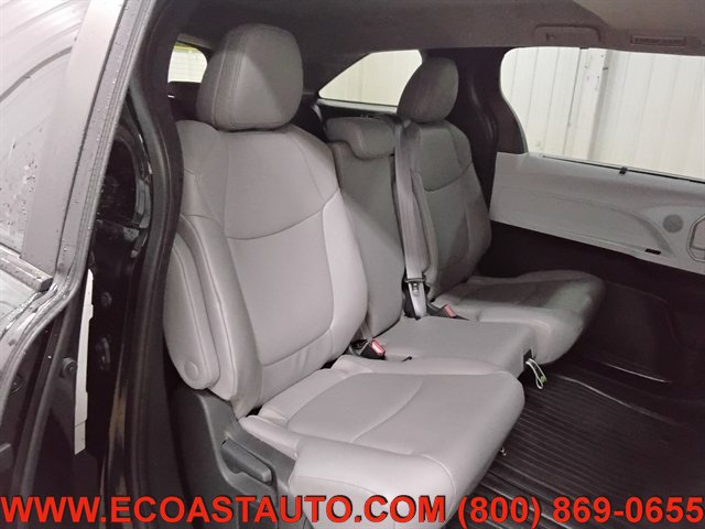 Used 2025 Toyota Sienna XLE FWD image 14