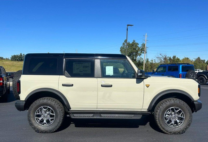Used 2025 Ford Bronco Badlands AWD/4WD image 2