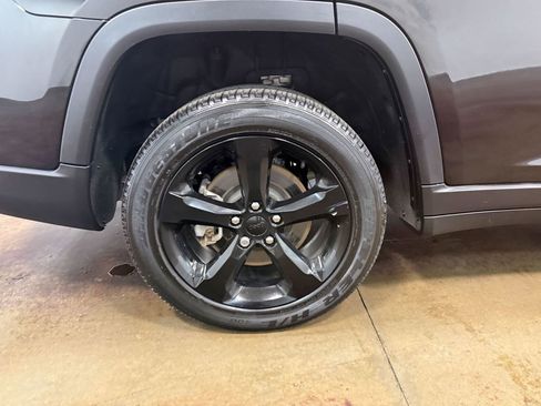 Used 2023 Jeep Grand Cherokee L Laredo image 90