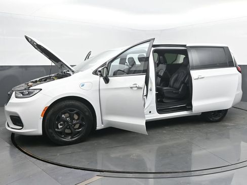 Used 2024 Chrysler Pacifica Limited FWD image 55