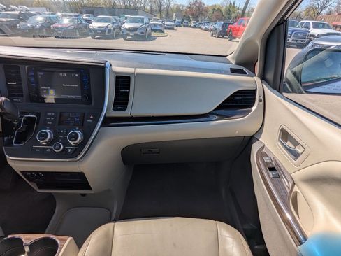 Used 2017 Toyota Sienna XLE FWD image 19