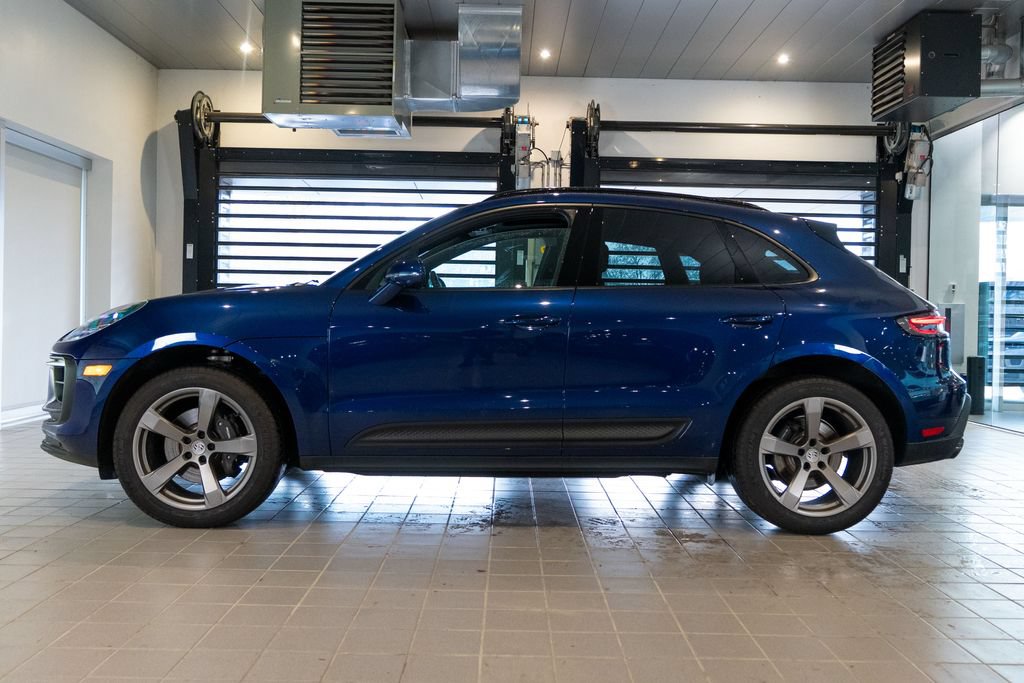 Certified 2025 Porsche Macan AWD/4WD image 2