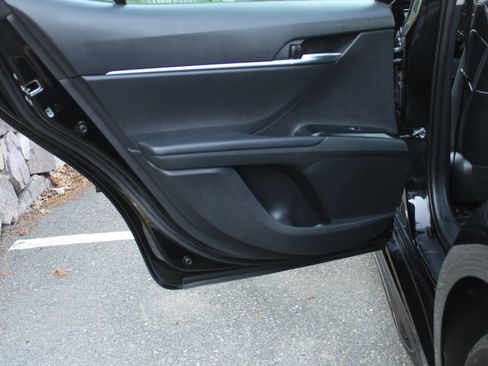 Used 2020 Toyota Camry SE FWD image 14
