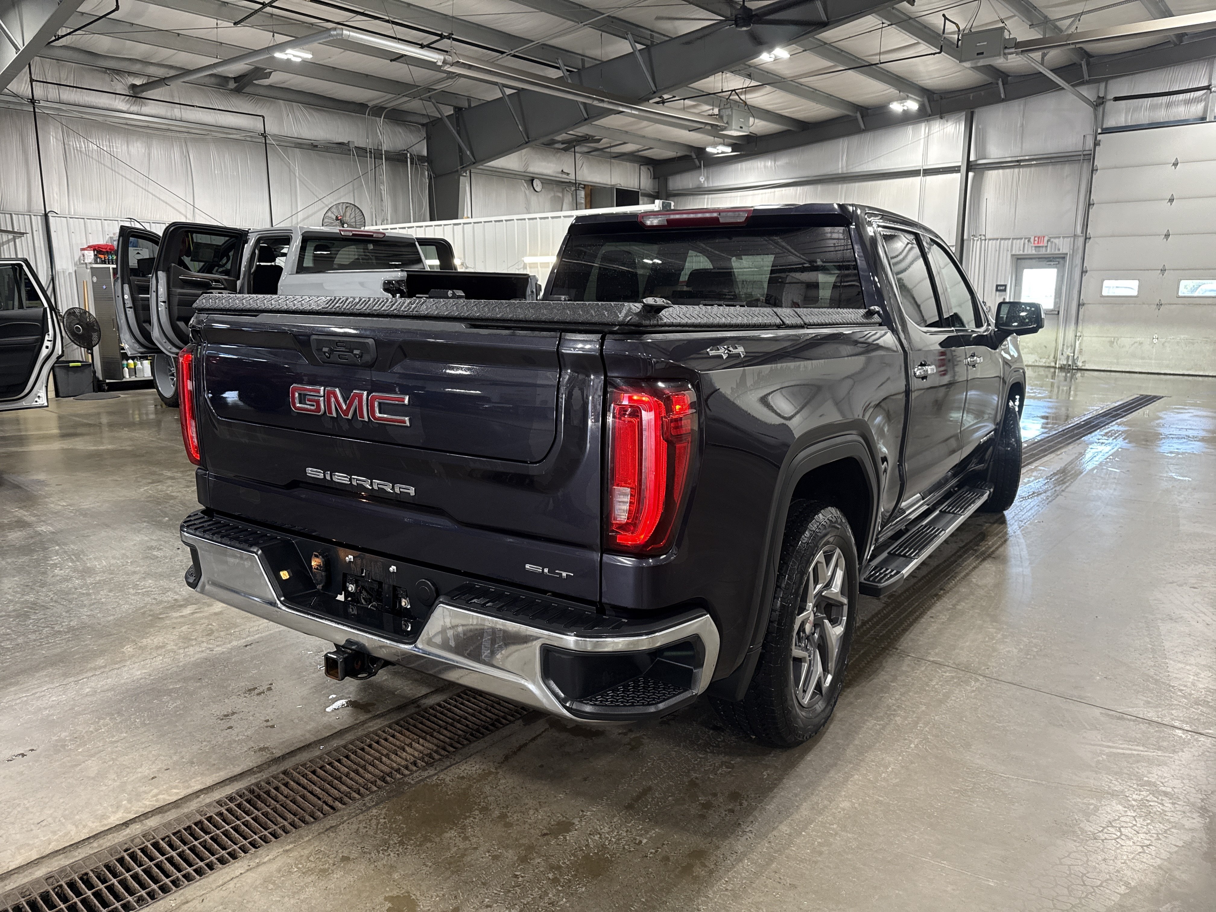 Used 2022 GMC Sierra 1500 SLT w/ SLT Premium Package AWD/4WD image 3