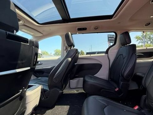 Used 2023 Chrysler Pacifica Touring-L w/ Uconnect Theater Family Group AWD/4WD image 18