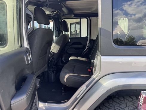 Used 2020 Jeep Wrangler Unlimited Sahara AWD/4WD image 13