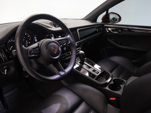 Used 2025 Porsche Macan AWD/4WD image 21