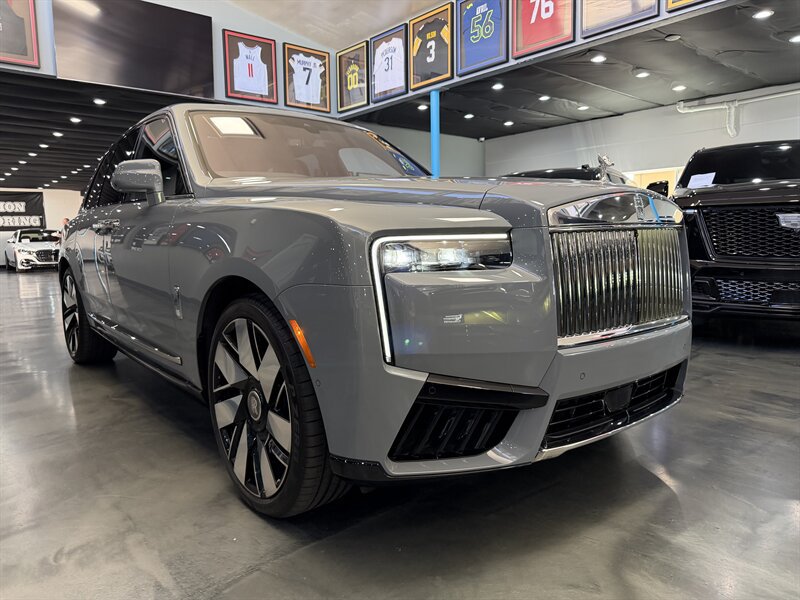 Used 2025 Rolls-Royce Cullinan AWD/4WD image 2
