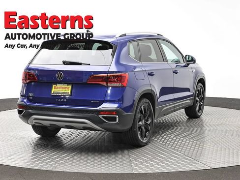 Used 2022 Volkswagen Taos SE w/ Panoramic Sunroof Package FWD image 5