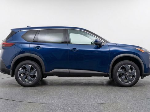 Used 2025 Nissan Rogue SV FWD image 11