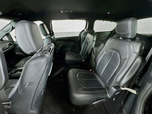 Used 2018 Chrysler Pacifica Touring-L Plus image 17