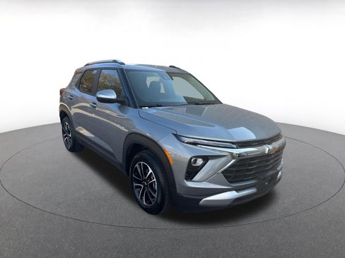 Used 2025 Chevrolet TrailBlazer LT image 2