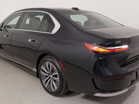 Used 2024 BMW i7 xDrive60 w/ Executive Package image 12