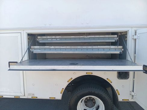 Used 2013 Ford E-450 and Econoline 450 Super Duty w/ Interior Upgrade Pkg RWD image 18